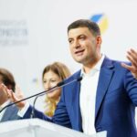 Українці поступово розчаровуються у Зеленському, а рейтинг Гройсмана продовжує зростати