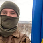 Військовий з ампутованою стопою вивішав прапор з Вінниці перед окупованим Луганськом