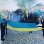 Вінничани розгорнули український прапор на знак підтримки закону про мову