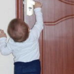 Маленька дитина сама закрилася у квартирі, поки вінницька матуся вийшла у під’їзд зустріти майстра