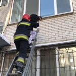 Рятувальники врятували з пожежі на Поділлі трьох дорослих та чотирьох дітей