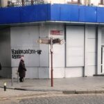 У центрі Вінниці 19-річні хлопця та 16-річна дівчина розмалювали фарбою стіну