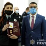 За врятоване людське життя нагородили вінницьку поліцейську  