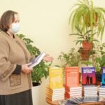 Матір Героя Небесної Сотні передала у вінницькі школи книги про події на Майдані у 2013-2014 роках  