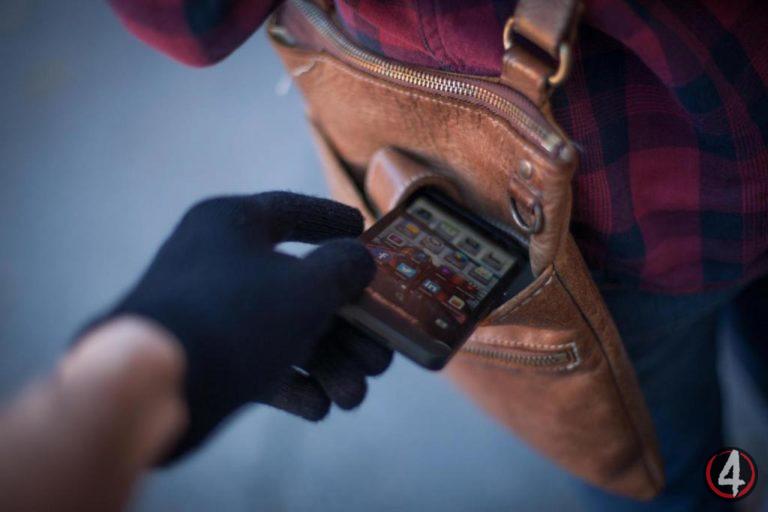 Kak-nayti-ukradennyiy-ili-poteryannyiy-smartfon_Poleznyie-sovetyi-ot-Comfy-kradut-smartfon-iz-sumochki-768x512