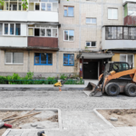 Біля вінницьких багатоповерхівок продовжують упорядковувати території