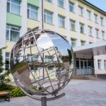 «Ми і планета Земля»: біля 15-ої школи встановили арт-об’єкт