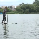 Труби та старі черевики: вінничанин винайшов лижі-водоходи. ВІДЕО