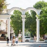 Зашпаклювали, пофарбували та відновили декор: у Центральному парку відремонтували вхідну арку