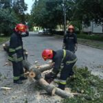Понад півсотні вінницьких рятувальників ліквідовували наслідки негоди у області