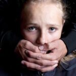 Ґвалтівник змушував школярку пити алкоголь, душив і погрожував вбити
