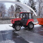 Вінницькі комунальники чистять сніг ще з другої ночі