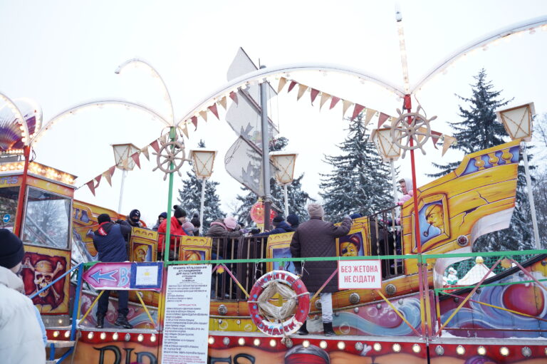 Діти в луна-парку (3)
