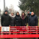 «Ні насильству!». У Вінниці встановили «Червону лавку»