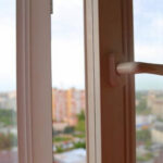 З вікна 12 поверху на Київській випала дівчина 
