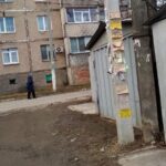 У Вінниці оштрафували чоловіка, який розклеював оголошення на фасаді гуртожитку  
