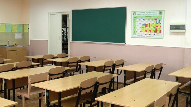 pustyj-shkilnyj-klas