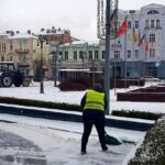 Комунальники з 5 години ранку прибирали місто від снігу