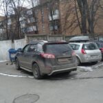 Власників авто просять не паркуватися біля сміттєвих контейнерних майданчиків