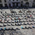 У Львові поставили 109 порожніх дитячих візочків