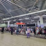 Понад 1500 переселенців щодня безкоштовно одягаються в гумнітарному Центрі речей