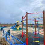 В Писарівці з’явився дитячий майданчик з штучним покриттям