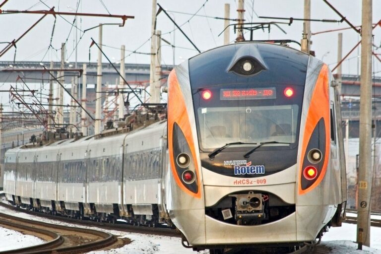 Winter-train-intercity