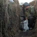 Військові ЗСУ показали, як відпочивають у холодних окопах заради мирного неба над Україною