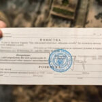 На засіданні міськвиконкому меру та іншим чоловікам вручили повістки