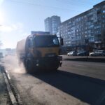 Комунальники прибрали вулиці Вінниці від пилу, відсіву та піску