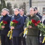 головна