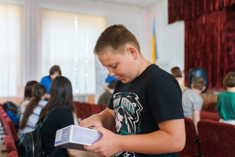 отримали гаджети від МОМ1