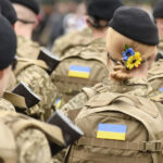 Майже чверть українців вважає, що жінки зазнають дискримінації під час служби в лавах ЗСУ