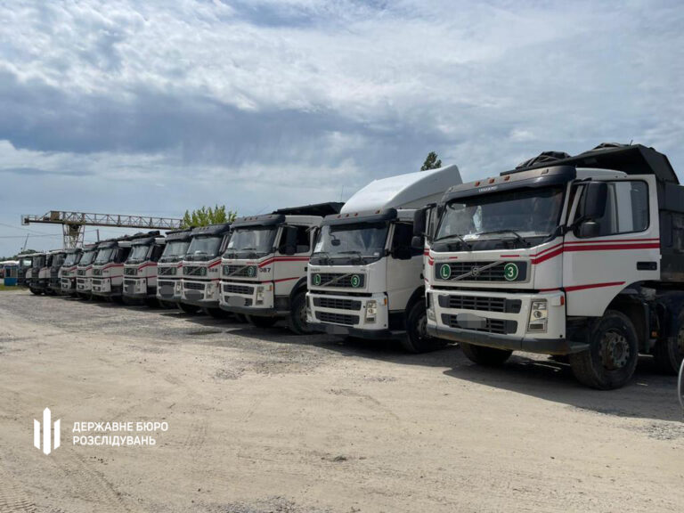 peredalo-zsu-areshtovani-avto-rodichiv-medvedchuka-ta-kozaka-vartistyu-ponad-1-mln-dolariv-ssha-7