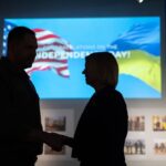 Андрій Єрмак разом з американськими дипломатами та бізнесменами відвідав виставку, присвячену боротьбі України з агресіє