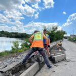 У Вінницьких Хуторах облаштовуватимуть тротуари з перильним огородженням біля водойм