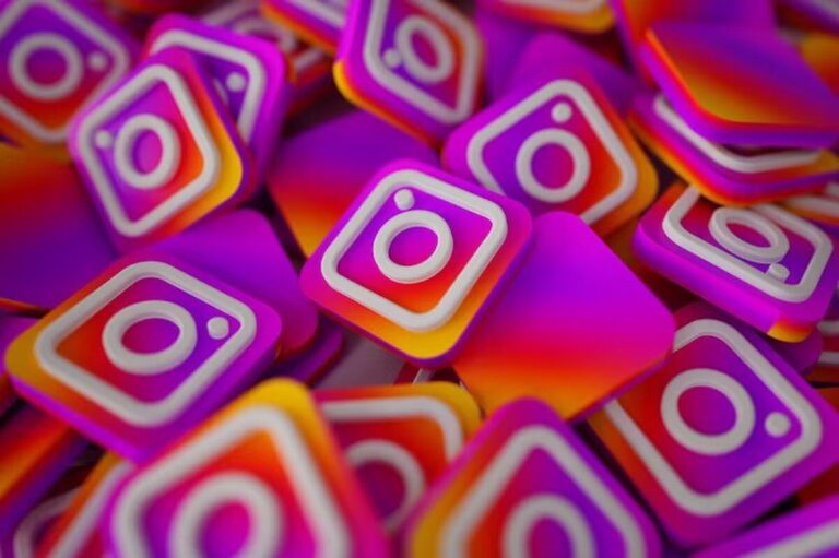 pile-of-3d-instagram-logos_1379-876