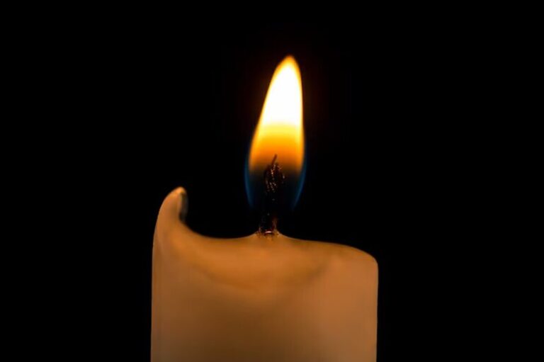 candle-light-background-realistic-flame-high-resolution-image_53876-146683
