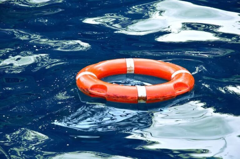 red-lifebuoy-in-blue-water_1204-512
