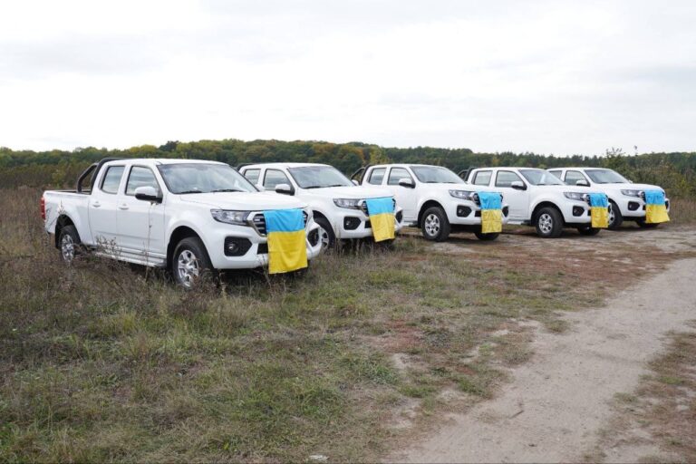 Вінниця вчергове передала 5 автомобілів українським захисникам