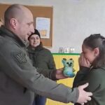 Військовий приїхав у відпустку з передової та розшукав дівчинку, щоб віддячити за подарунок (ВІДЕО)