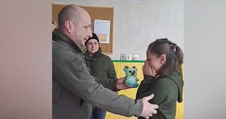 (1) Воїн розшукав дівчинку та віддячив їй за подарунок - YouTube - Google Chrome