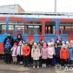 У Вінниці поліцейські офіцери громади організували екскурсію до трамвайного депо для школярів