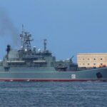 Російський воєнний корабель, йди за своїми попередниками: у Криму знищили ВДК “Цезар Куніков”