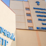 У Вінниці вперше провели унікальну операцію з протезування слуху