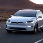 Електромобіль Tesla Model X завіз мільярдерку у озеро, вона загинула