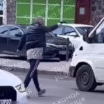 У Вінниці чоловік розгулює по вулиці з пістолетом та цілиться у перехожих (відео)