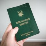 Українці без військового квитка будуть обмежені в консульських послугах