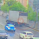 У центрі Вінниці вантажівка протаранила дерево: подробиці