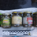 Консервував вдома канабіс: поліція вилучила у жителя Вінниччини наркотичні засоби